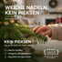 Ausgewachsene Nordmanntanne als klassischer Weihnachtsbaum im Wohnzimmer