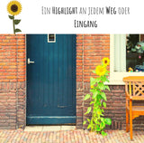 Farbenfrohe Sonnenblumen als bunte Reihe im Garten